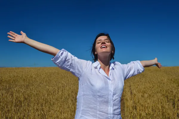 Young woman in wheat field at summer — Stock Photo, Image