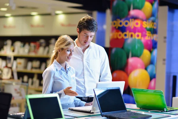 Comprar en tienda de electrónica de consumo —  Fotos de Stock