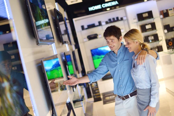 Köpa i konsumenten elektronik butik — Stockfoto