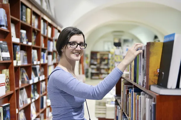 Vrouw in bibliotheek — Stockfoto