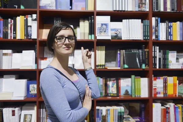 Žena v knihovně — Stock fotografie
