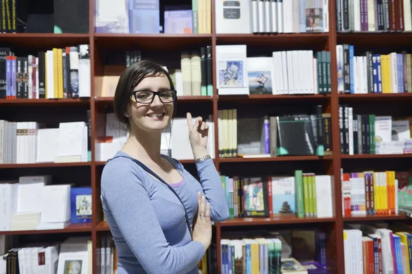 Kvinna i biblioteket — Stockfoto