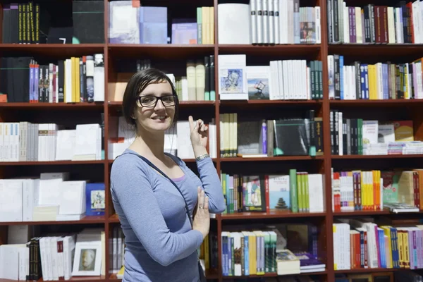 Fêmea na biblioteca — Fotografia de Stock