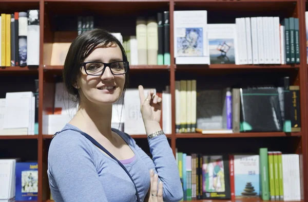 Vrouw in bibliotheek — Stockfoto