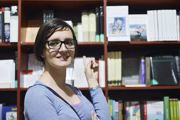 Femme dans la bibliothèque — Photo