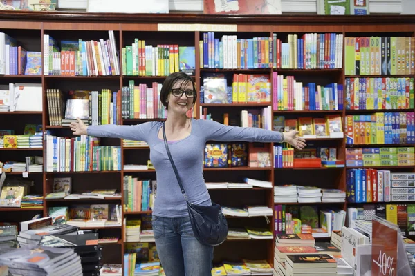 Vrouw in bibliotheek — Stockfoto