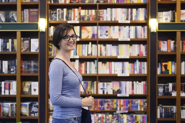 Femme dans la bibliothèque — Photo