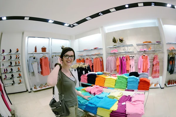 Femme dans le shopping — Photo