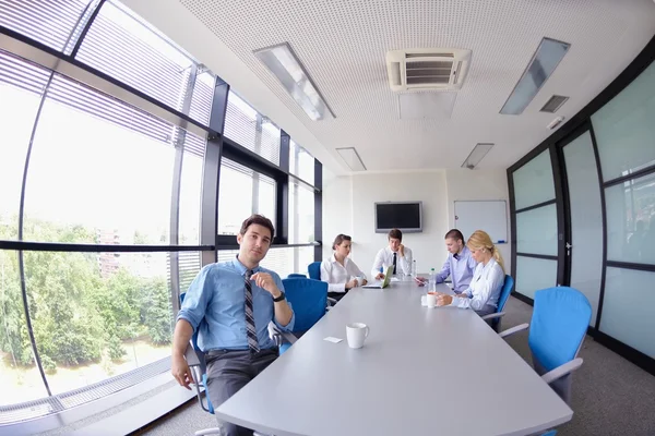 Бизнес на встрече в офисе — стоковое фото