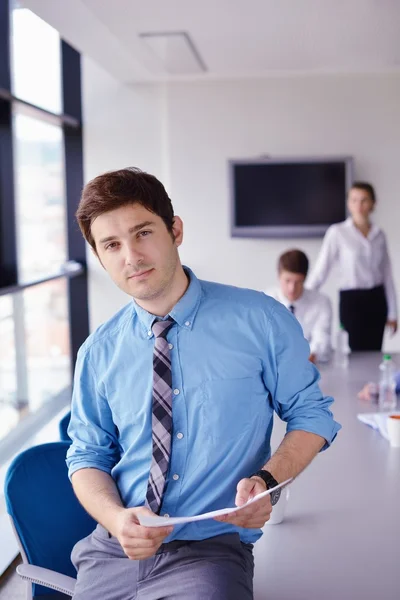 Uomo d'affari in un incontro in ufficio con i colleghi nel backgroun — Foto Stock