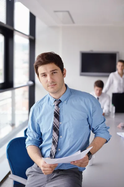 Uomo d'affari in un incontro in ufficio con i colleghi nel backgroun — Foto Stock