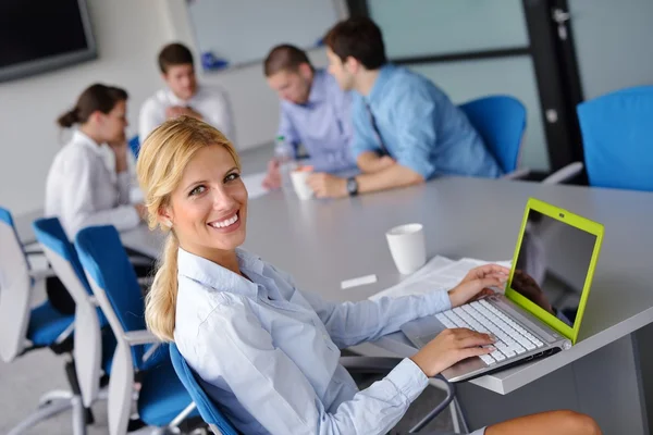 Zakenvrouw met haar personeel op achtergrond op kantoor — Stockfoto