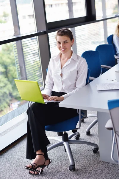 Joven mujer de negocios bonita con cuaderno en la oficina — Foto de Stock