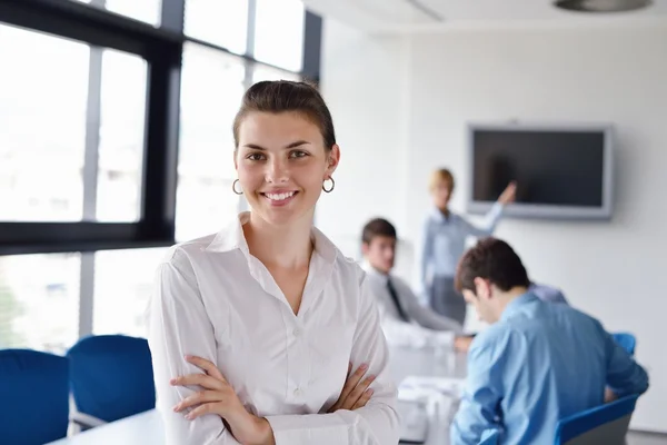 Donna d'affari con il suo personale in background in ufficio — Foto Stock