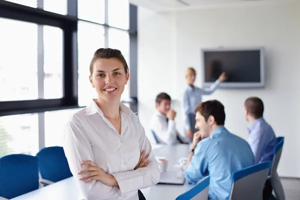 Femme d'affaires avec son personnel en arrière-plan au bureau — Photo