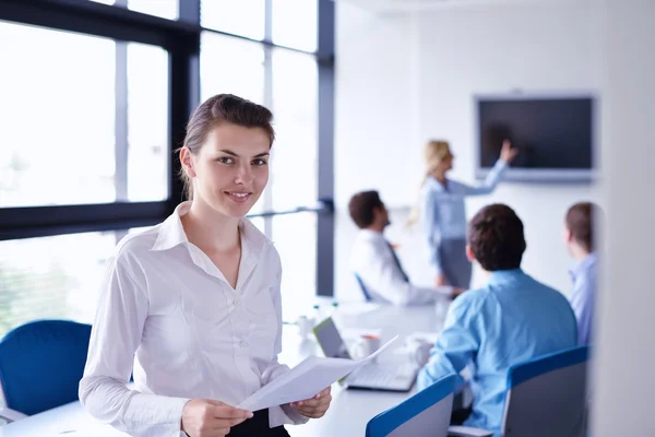 Femme d'affaires avec son personnel en arrière-plan au bureau — Photo