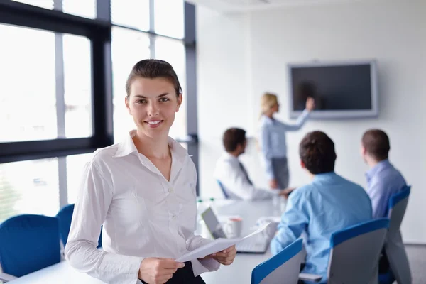 Femme d'affaires avec son personnel en arrière-plan au bureau — Photo