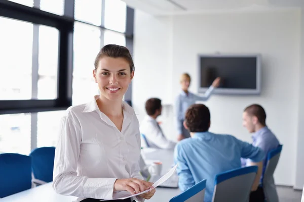 Femme d'affaires avec son personnel en arrière-plan au bureau — Photo