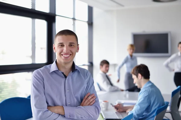 商务男人在一次会议在办公室与同事在艾菲尔铁塔的背景 — 图库照片