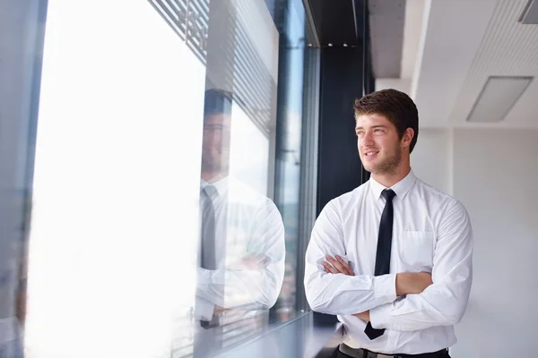 Uomo d'affari in un incontro in ufficio con i colleghi nel backgroun — Foto Stock