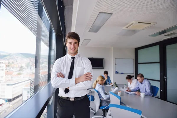 Uomo d'affari in un incontro in ufficio con i colleghi nel backgroun — Foto Stock