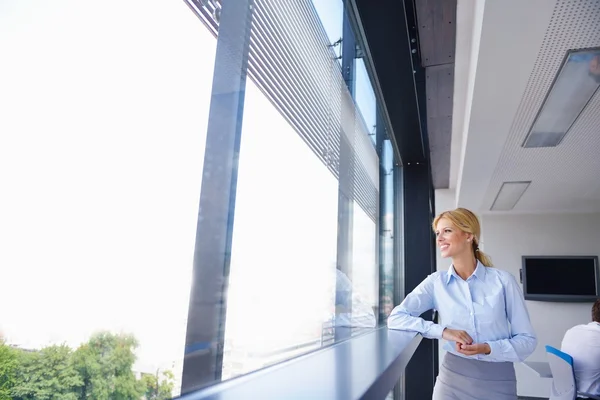 Femme d'affaires avec son personnel en arrière-plan au bureau — Photo