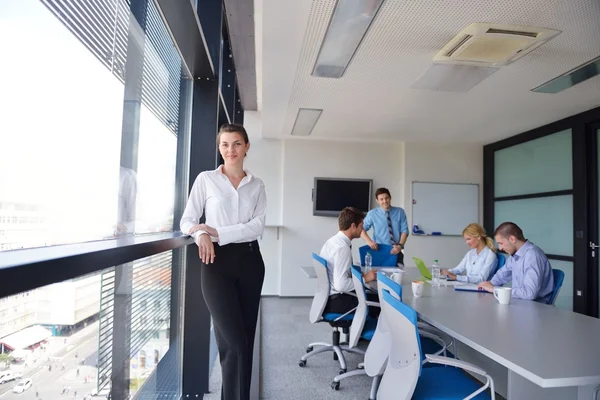 Geschäftsfrau mit ihren Mitarbeitern im Hintergrund im Büro — Stockfoto