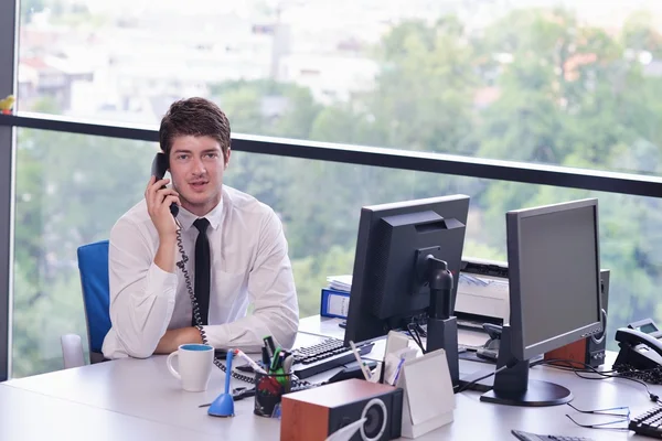 Glücklicher junger Geschäftsmann im Büro — Stockfoto