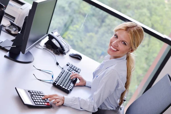 Geschäftsfrau arbeitet an ihrem Schreibtisch im Büro — Stockfoto