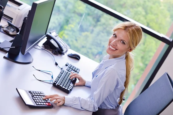 Mladá hezká obchodní žena s notebookem v kanceláři — Stock fotografie