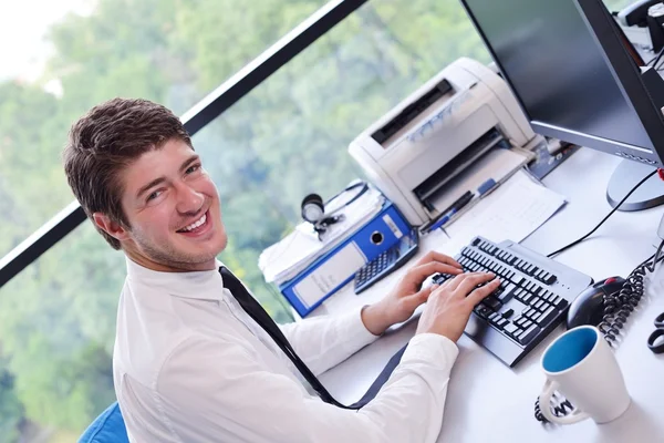 Feliz joven hombre de negocios en la oficina — Foto de Stock