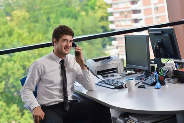 사무실에서 행복 한 젊은 비즈니스 맨 — 스톡 사진