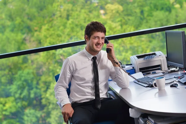 Щасливий молодий бізнесмен в офісі — стокове фото