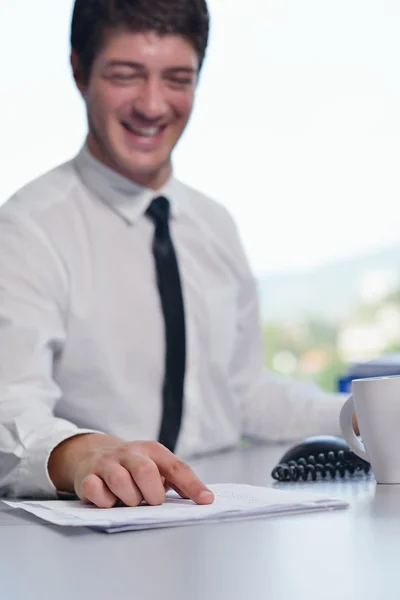 Счастливый молодой бизнесмен в офисе — стоковое фото
