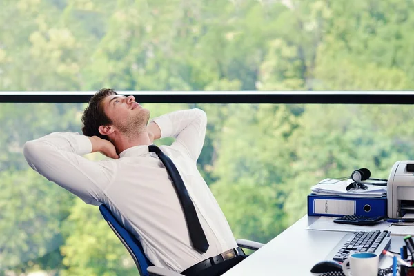 Glücklicher junger Geschäftsmann im Büro — Stockfoto