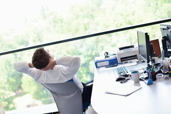 Gelukkig jonge zakenman op kantoor — Stockfoto