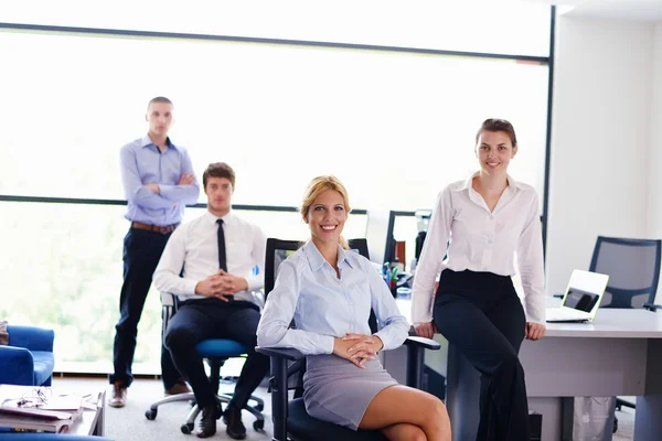 Zakenvrouw met haar personeel op achtergrond op kantoor — Stockfoto