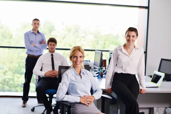 Femme d'affaires avec son personnel en arrière-plan au bureau — Photo