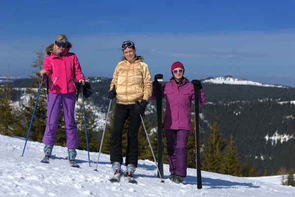 Temporada de inverno divertido com grupo de meninas — Fotografia de Stock