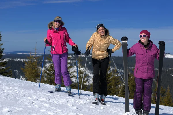 Temporada de inverno divertido com grupo de meninas — Fotografia de Stock