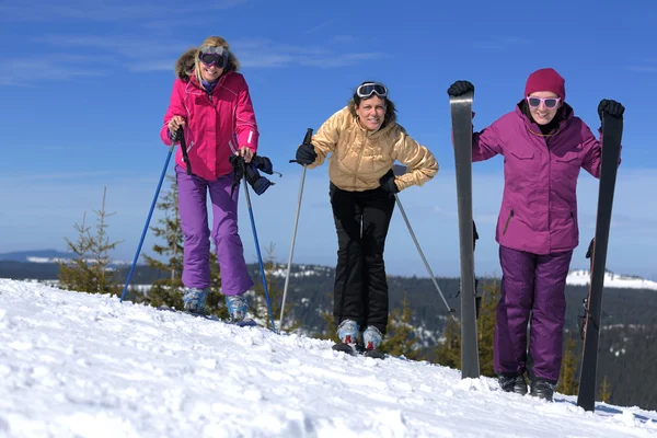 Stagione invernale divertimento con gruppo di ragazze — Foto Stock