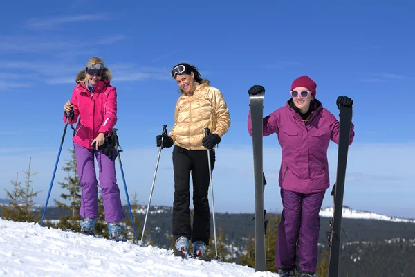 Winter seizoen plezier met groep van meisjes — Stockfoto