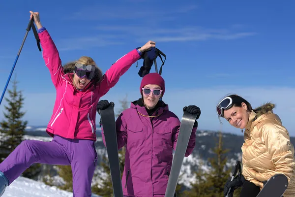 Kış sezonu eğlence grup kız ile — Stok fotoğraf