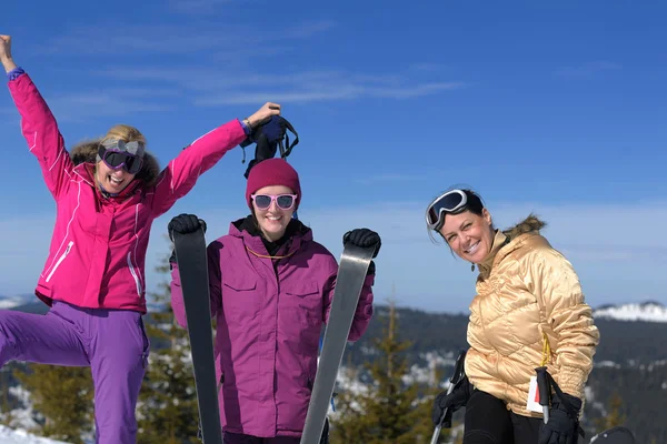 Stagione invernale divertimento con gruppo di ragazze — Foto Stock