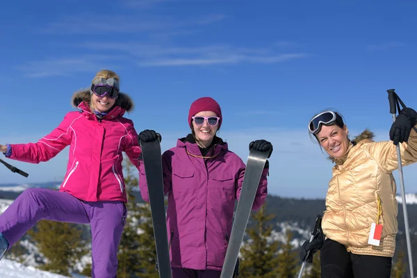 Zimní sezóna zábava se skupinou dívek — Stock fotografie