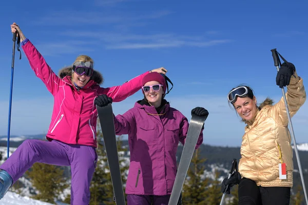 Stagione invernale divertimento con gruppo di ragazze — Foto Stock