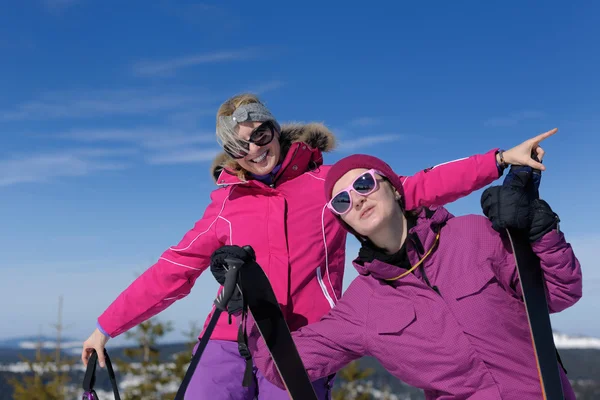 Invierno temporada de diversión con grupo de chicas —  Fotos de Stock