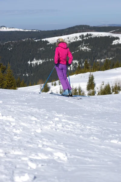 겨울 여자 스키 — 스톡 사진