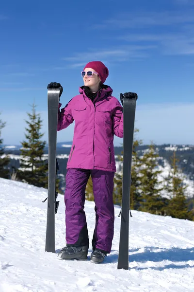 Zimní lyžařské žena — Stock fotografie
