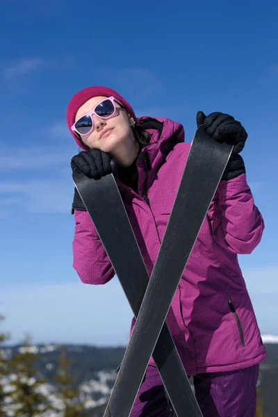 Winter vrouw ski — Stockfoto